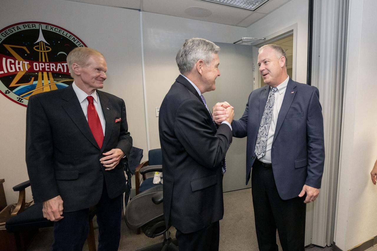 jsc2022e091676 (Dec. 11, 2022)  NASA Administrator Bill Nelson visits Mission Control at NASA’s Johnson Space Center in Houston to witness the splashdown of Orion after a 25.5-day Artemis I mission. Nelson is joined by, from left, NASA Associate Administrator Bob Cabana, NASA Headquarters, and NASA Flight Operations Director Norm Knight, NASA Johnson.